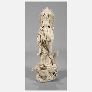 Große Blanc-de-Chine-Figur "Stehende Guanyin mit der Drachenperle"