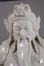 Riesige Blanc-de-Chine-Figur "Der drohende Kriegsgott Guandi"