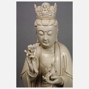 Riesige Blanc-de-Chine-Figur "Stehende Guanyin mit Wunschzepter und Ambrosiaflasche"