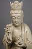 Riesige Blanc-de-Chine-Figur "Stehende Guanyin mit Wunschzepter und Ambrosiaflasche"