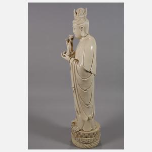 Riesige Blanc-de-Chine-Figur "Stehende Guanyin mit Wunschzepter und Ambrosiaflasche"
