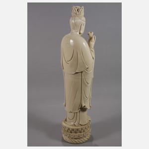 Riesige Blanc-de-Chine-Figur "Stehende Guanyin mit Wunschzepter und Ambrosiaflasche"