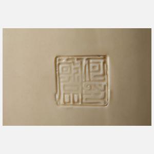 Riesige Blanc-de-Chine-Figur "Stehende Guanyin mit Wunschzepter und Ambrosiaflasche"