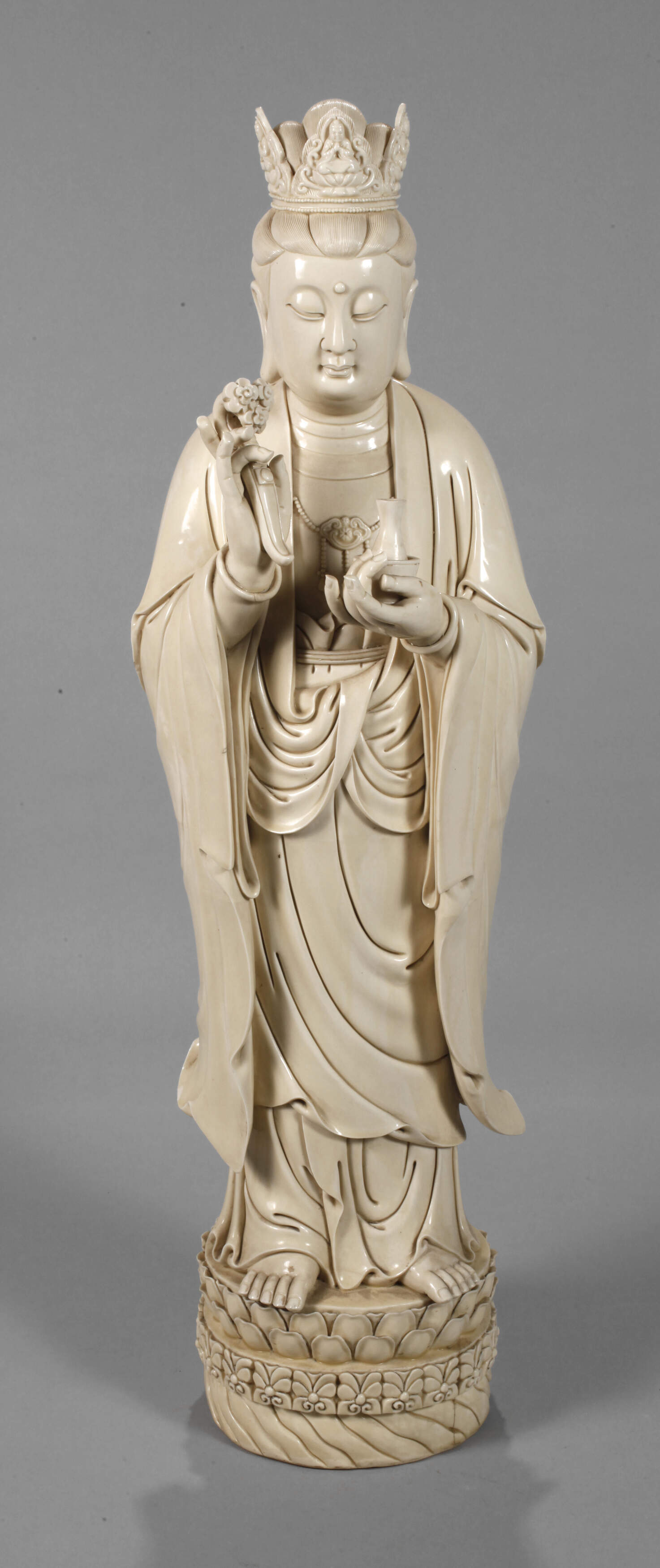 Riesige Blanc-de-Chine-Figur "Stehende Guanyin mit Wunschzepter und Ambrosiaflasche"