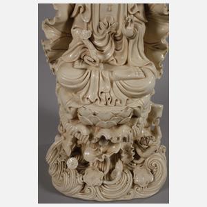 Große Blanc-de-Chine-Figur "Der Bodhisattva Manjusri im Lotosblatt"