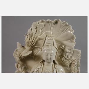 Große Blanc-de-Chine-Figur "Guanyin mit Drache und Phönix"