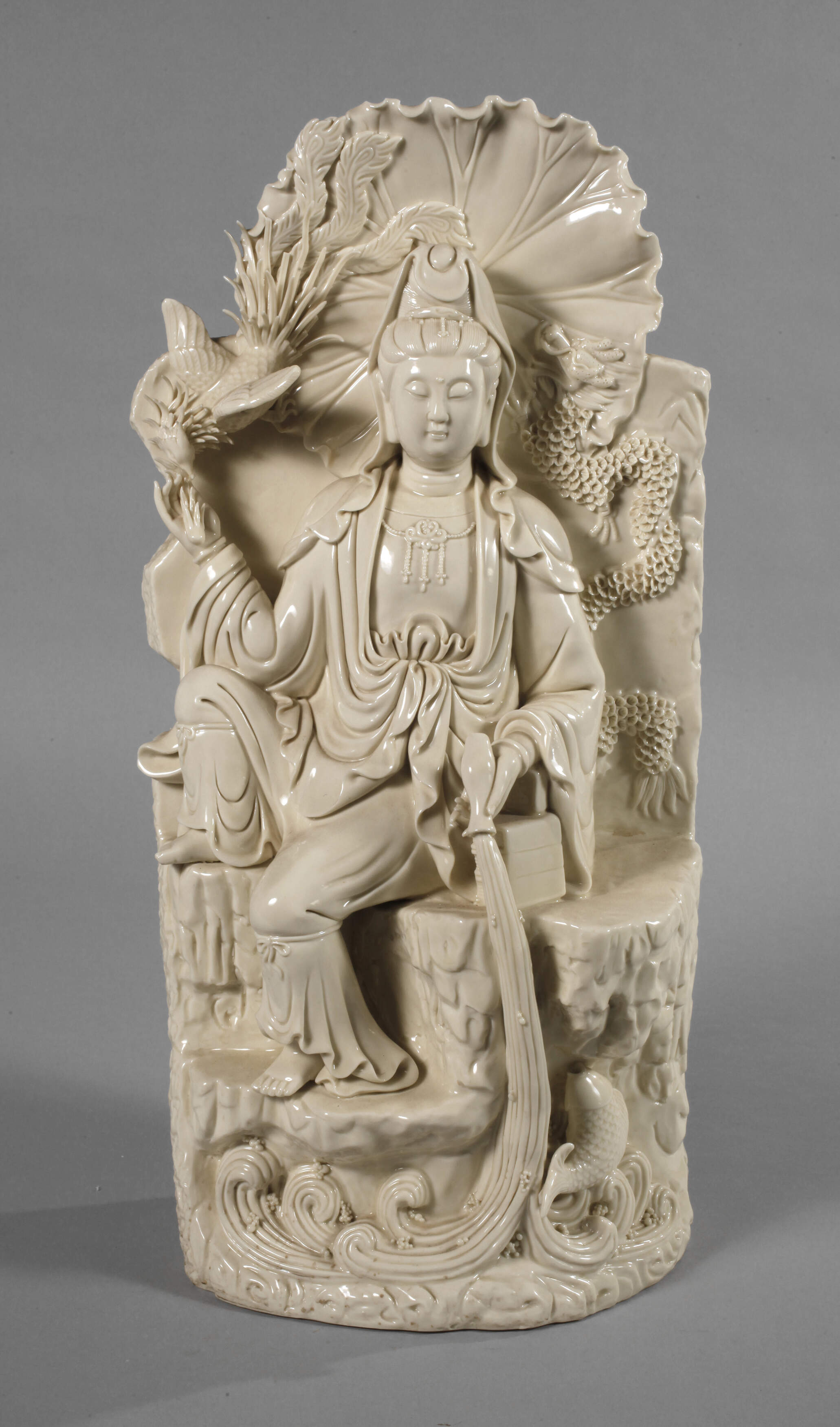 Große Blanc-de-Chine-Figur "Guanyin mit Drache und Phönix"