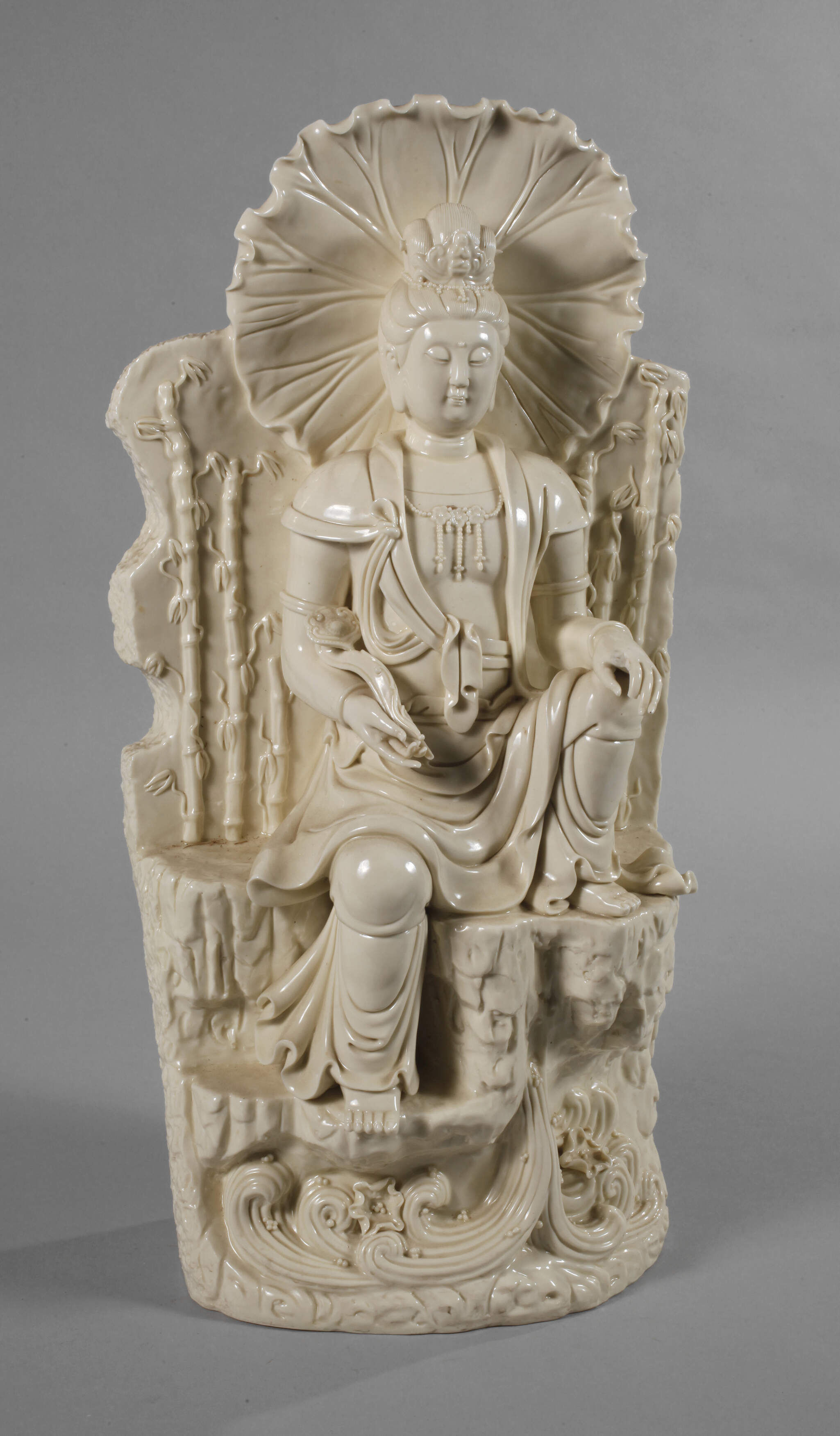 Große Blanc-de-Chine-Figur "Guanyin in der Meereshöhle"