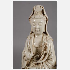 Große Blanc-de-Chine-Figur des Avalokiteshvara Simhanada