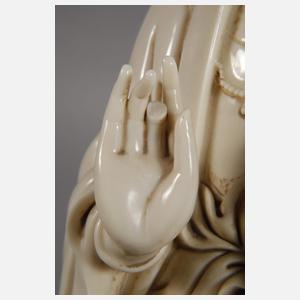 Große Blanc-de-Chine-Figur des Avalokiteshvara Simhanada