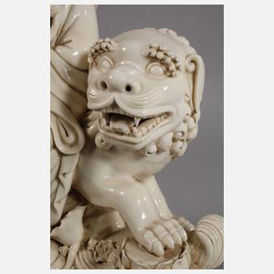 Große Blanc-de-Chine-Figur des Avalokiteshvara Simhanada