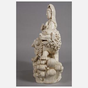 Große Blanc-de-Chine-Figur des Avalokiteshvara Simhanada