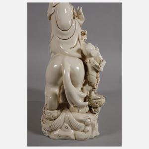 Große Blanc-de-Chine-Figur des Avalokiteshvara Simhanada