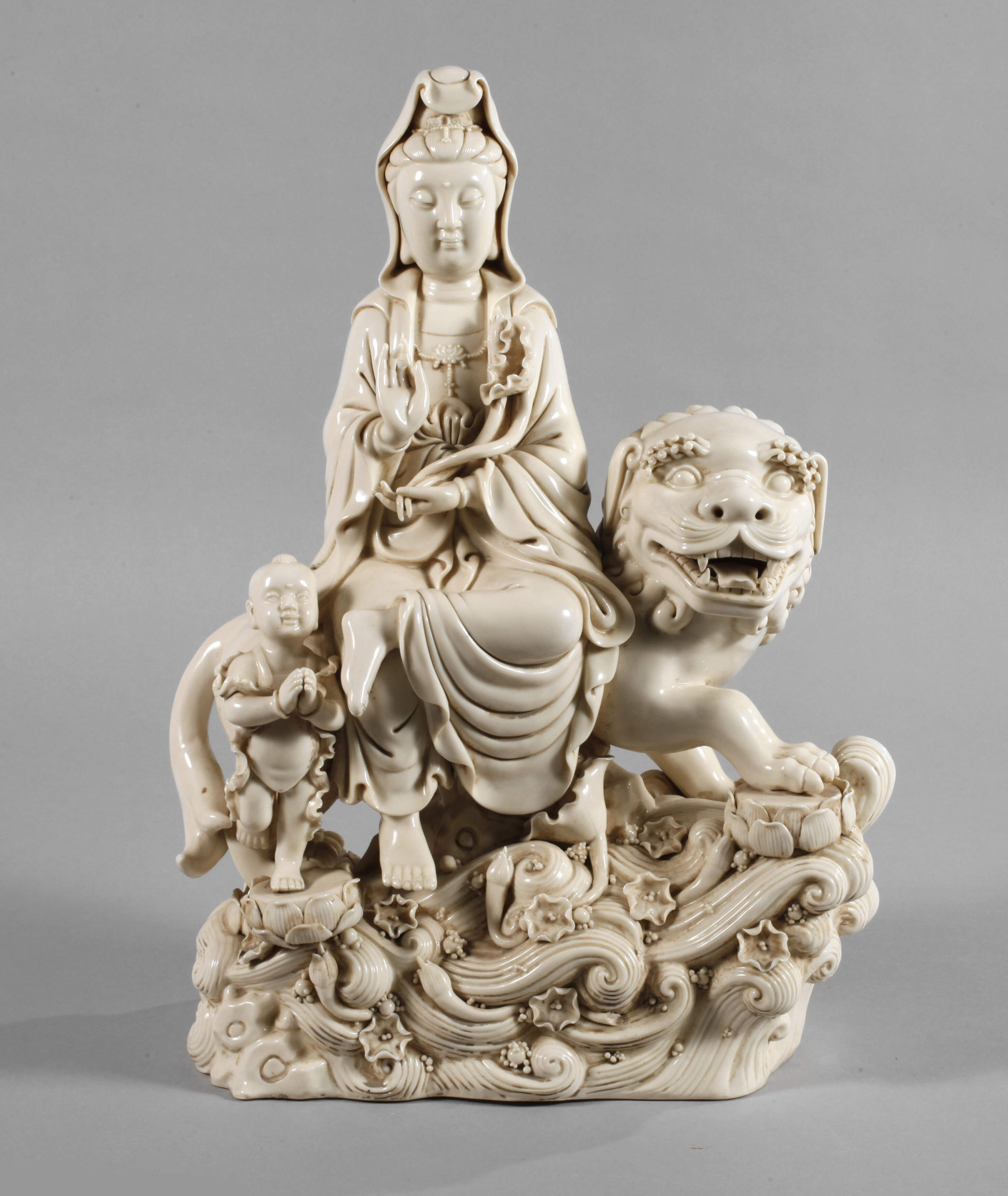 Große Blanc-de-Chine-Figur des Avalokiteshvara Simhanada