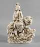 Große Blanc-de-Chine-Figur des Avalokiteshvara Simhanada