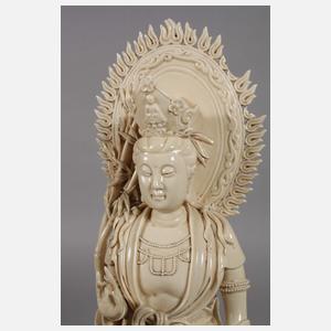 Große Blanc-de-Chine-Figur "Stehende Guanyin Ambrosia versprengend"