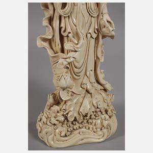 Große Blanc-de-Chine-Figur "Stehende Guanyin Ambrosia versprengend"