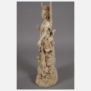 Große Blanc-de-Chine-Figur "Stehende Guanyin Ambrosia versprengend"