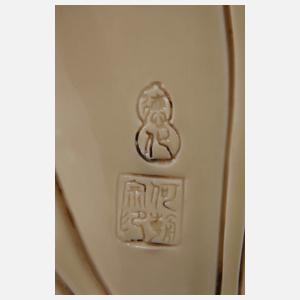 Große Blanc-de-Chine-Figur "Stehende Guanyin Ambrosia versprengend"