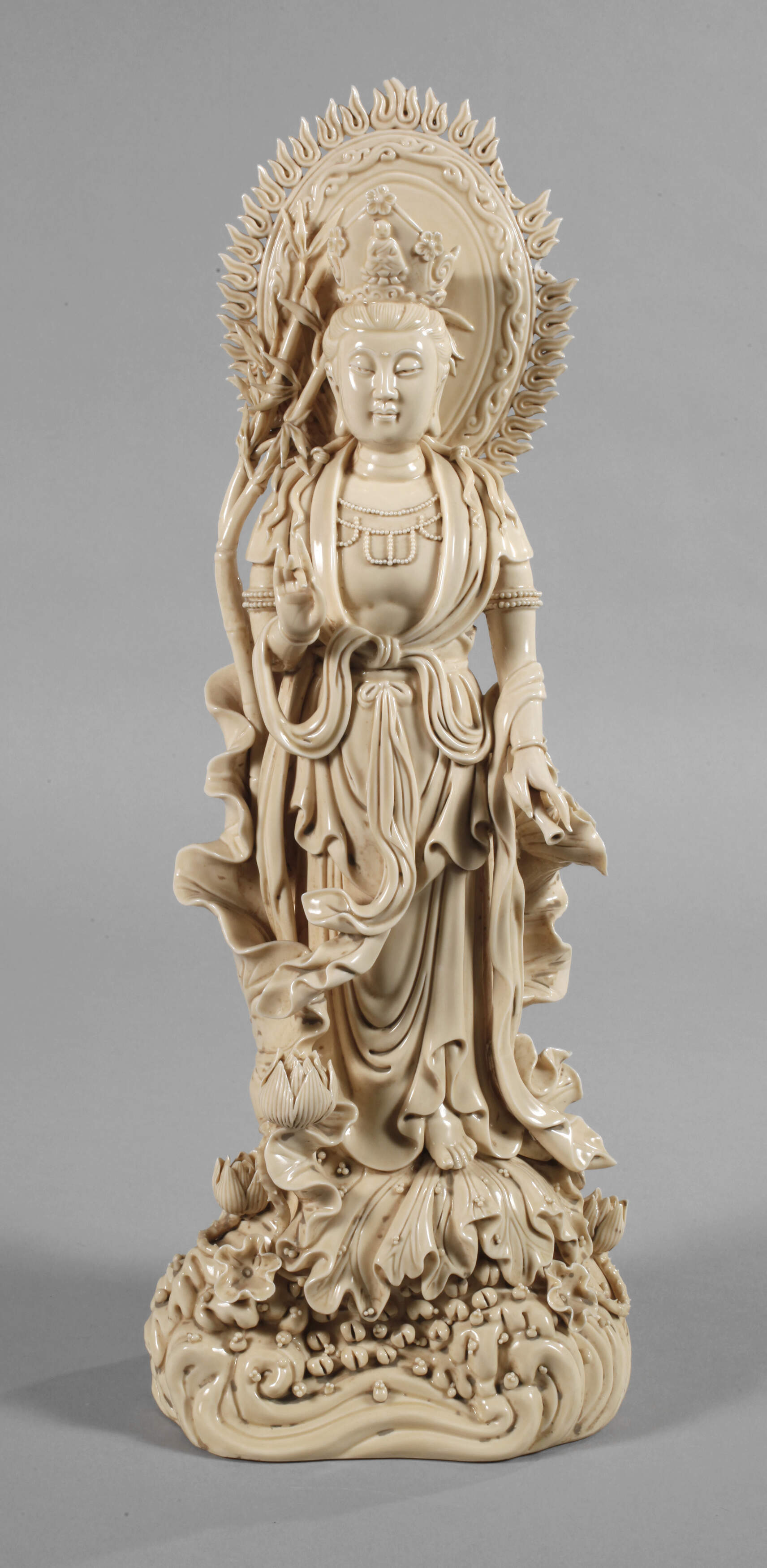 Große Blanc-de-Chine-Figur "Stehende Guanyin Ambrosia versprengend"
