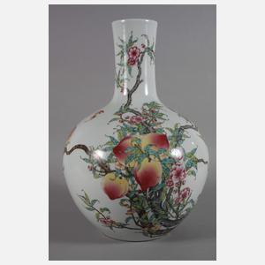 Große Tianqiuping-Vase mit 9-Pfirsich-Dekor Famille Rose
