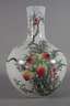 Große Tianqiuping-Vase mit 9-Pfirsich-Dekor Famille Rose