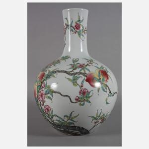 Große Tianqiuping-Vase mit 9-Pfirsich-Dekor Famille Rose
