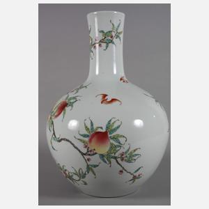 Große Tianqiuping-Vase mit 9-Pfirsich-Dekor Famille Rose