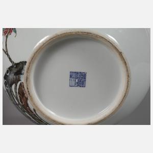 Große Tianqiuping-Vase mit 9-Pfirsich-Dekor Famille Rose