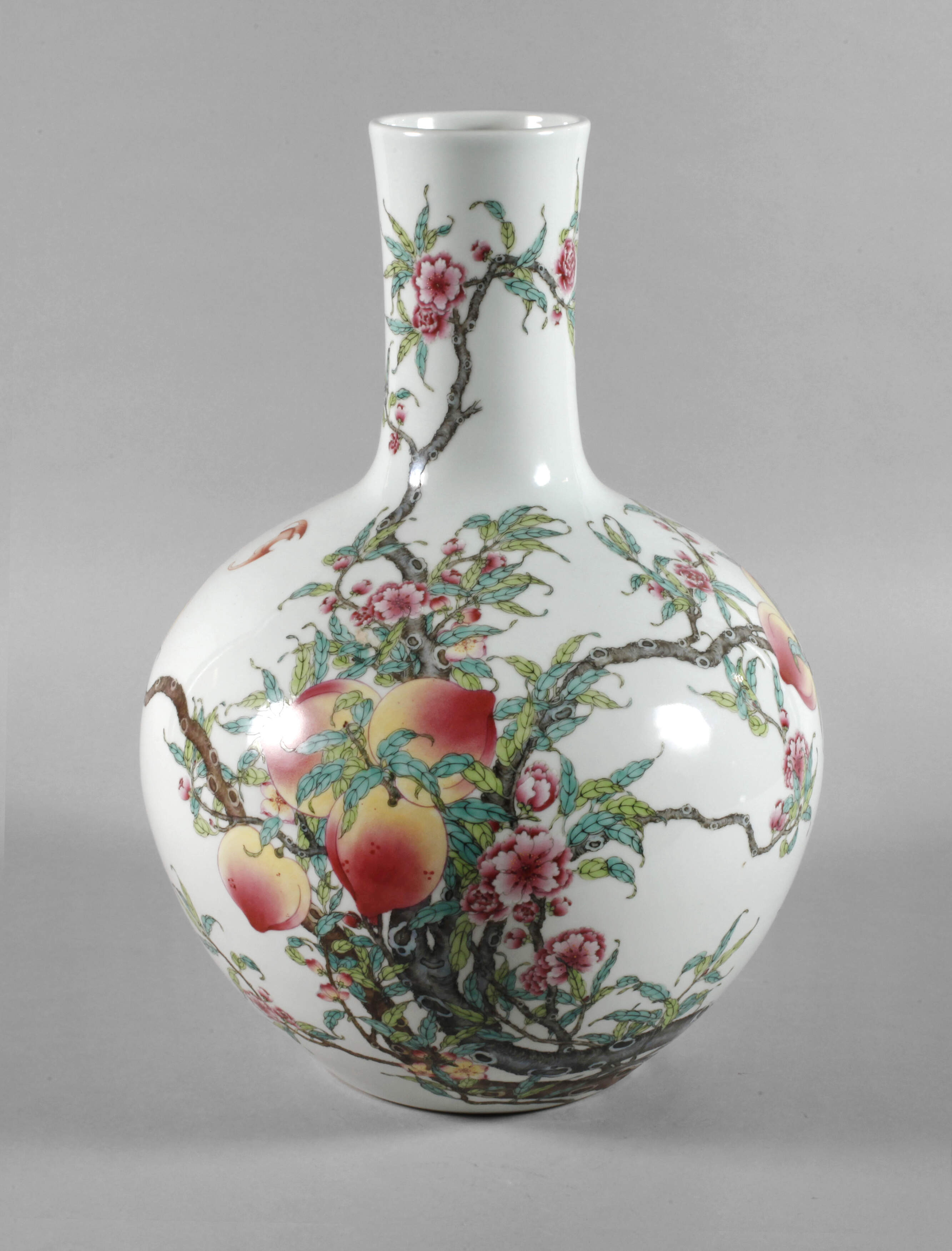 Große Tianqiuping-Vase mit 9-Pfirsich-Dekor Famille Rose