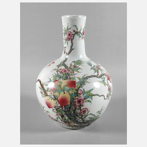 Große Tianqiuping-Vase mit 9-Pfirsich-Dekor Famille Rose