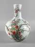 Große Tianqiuping-Vase mit 9-Pfirsich-Dekor Famille Rose