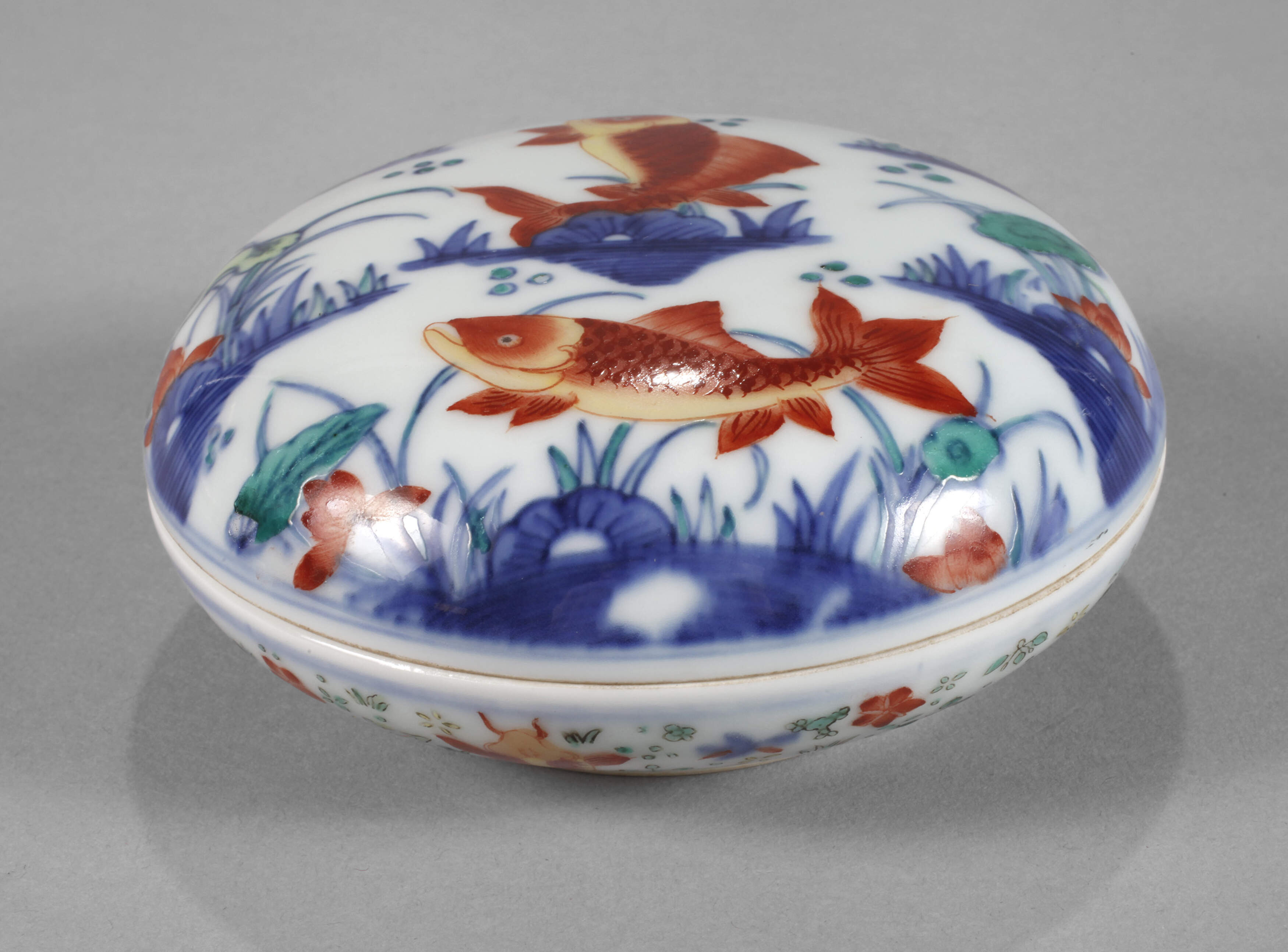 Deckeldose "Karpfenfische im sommerlichen Lotosteich"