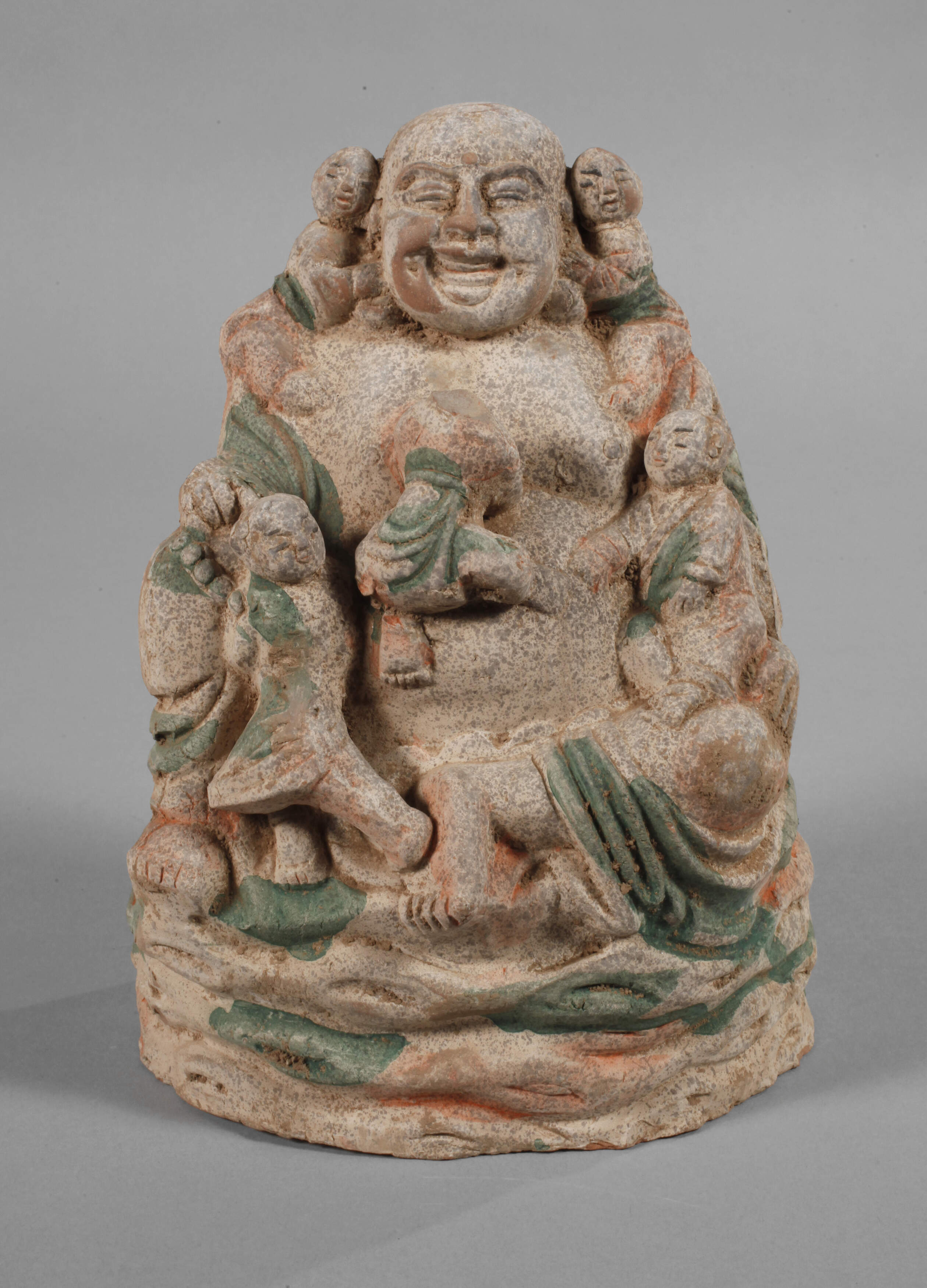 Budai mit spielenden Kindern