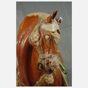 Große Figur eines gesattelten Pferdes