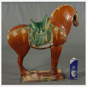 Große Figur eines gesattelten Pferdes