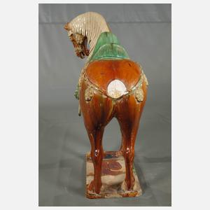 Große Figur eines gesattelten Pferdes