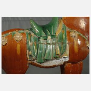 Große Figur eines gesattelten Pferdes