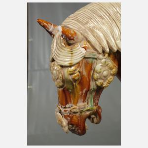 Große Figur eines gesattelten Pferdes