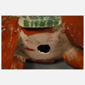 Große Figur eines gesattelten Pferdes