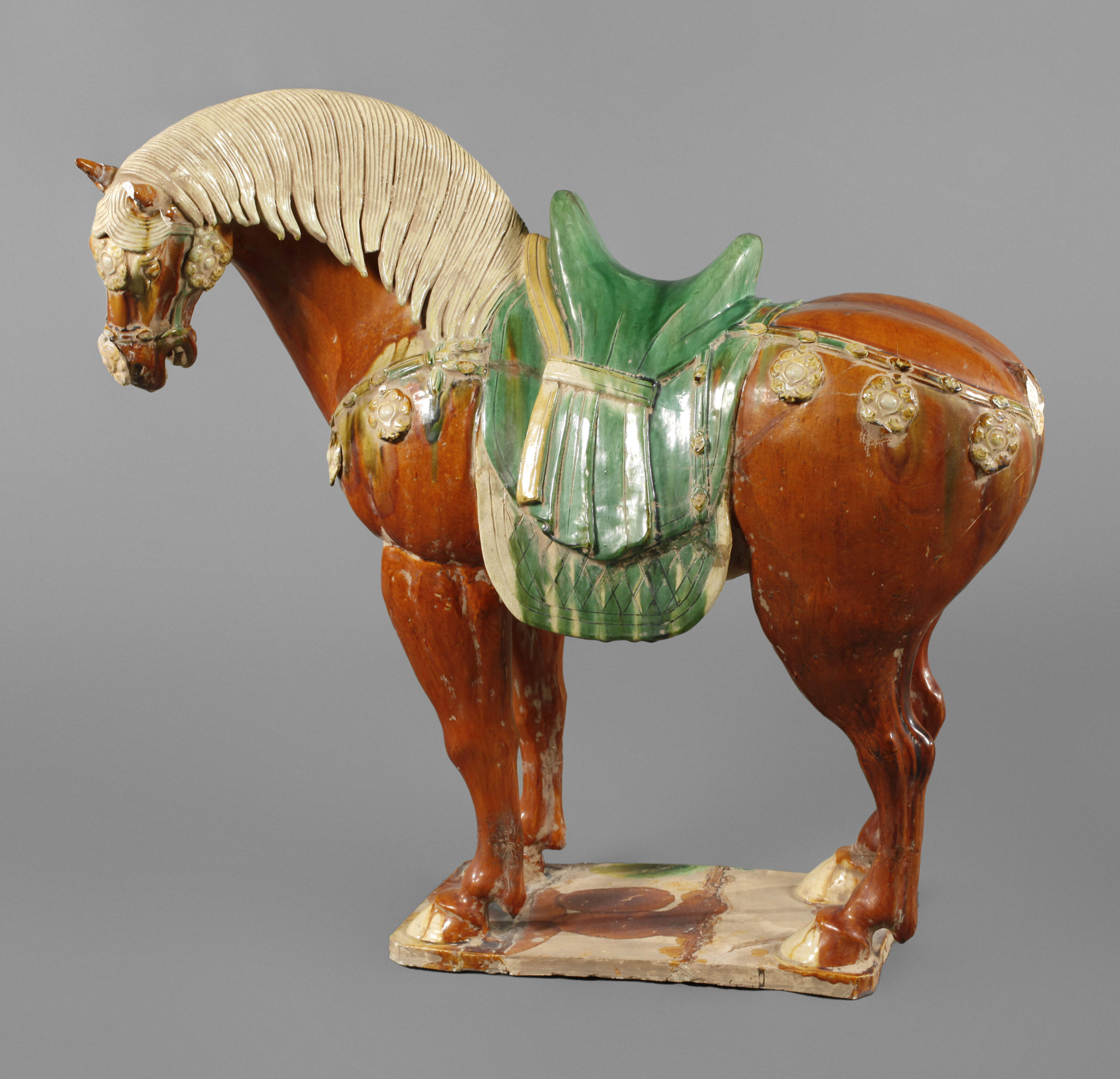 Große Figur eines gesattelten Pferdes