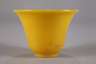 Gelber Pekingglas-Teebecher