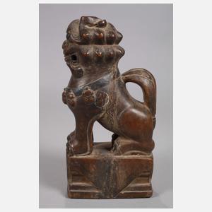Holzfigur eines Tempellöwen