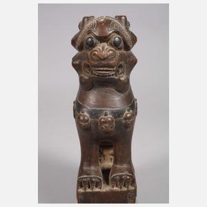 Holzfigur eines Tempellöwen