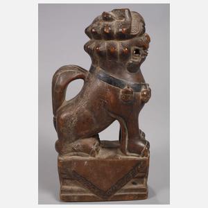 Holzfigur eines Tempellöwen