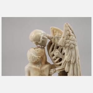 Hornschnitzerei "Der Kuss des Todes"