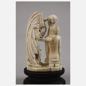 Hornschnitzerei "Der Kuss des Todes"