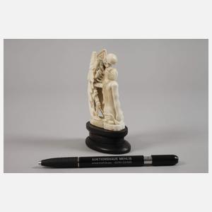 Hornschnitzerei "Der Kuss des Todes"