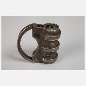 Kleines Vorhängeschloss mit Schraubschlüssel