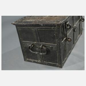 Frühe Eisentruhe